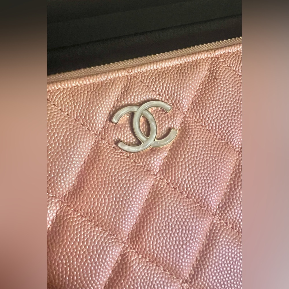 CHANEL Pink Iridescent O Case - Picture 2 of 3